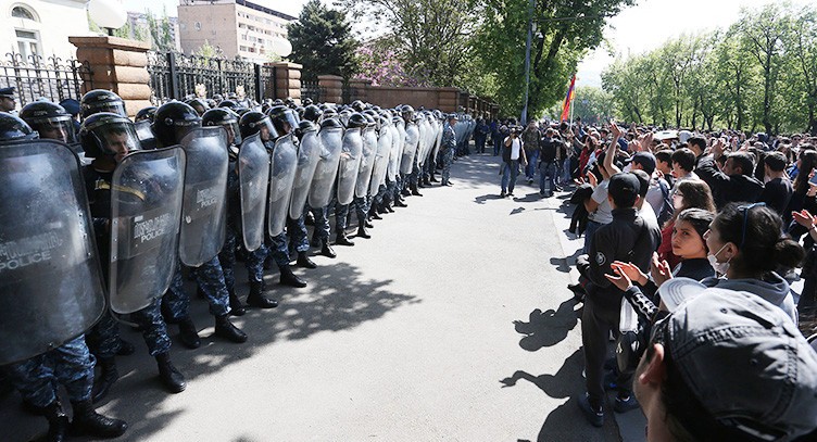 Ermənistanda polislə etiraz aksiyasının iştirakçıları arasında toqquşma olub