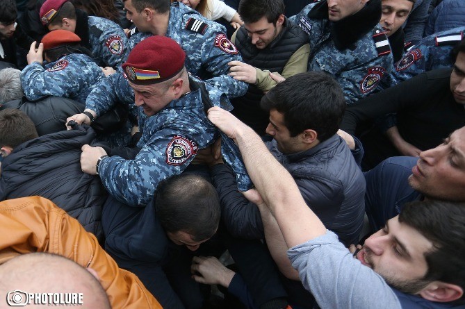 Yerevanda aksiya iştirakçılarını döyən polis işdən qovulub