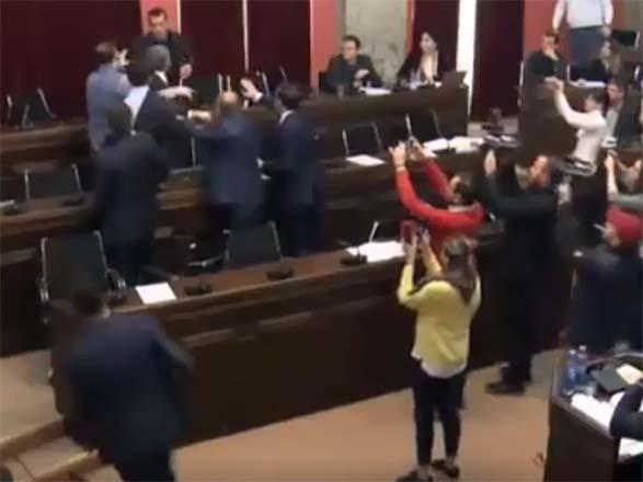 Gürcüstan parlamentində dava