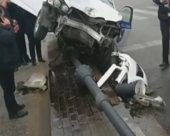 Bakıda polis avtomobili qəzaya düşdü – VİDEO