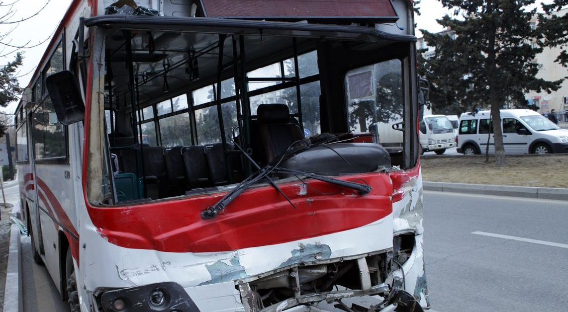 Qaradağda sərnişin avtobusu yük avtomobilinə çırpılıb, yaralananlar var – YENİLƏNİB