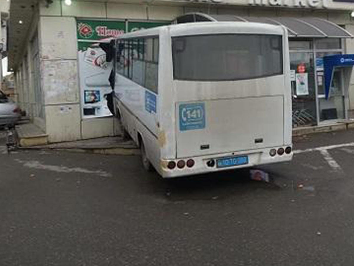 Bakıda avtobus mağazaya çırpıldı