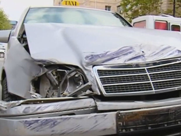 Paytaxtda “Mercedes” maneəyə çırpıldı: Yaralılar var – VİDEO