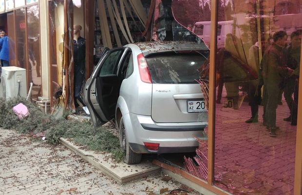 Gəncədə qəza: avtomobil mağazaya girdi