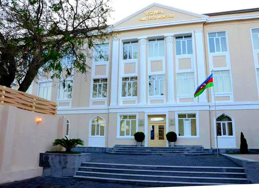 Bakıda şagird özünü məktəbin 3-cü mərtəbəsindən yerə atıb