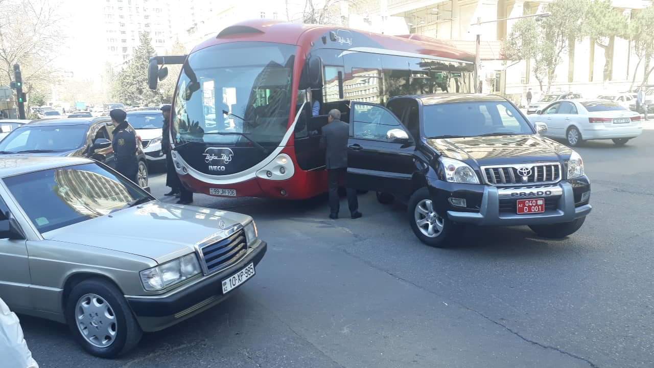 Bakubus avtobusu səfirlik maşını ilə toqquşub
