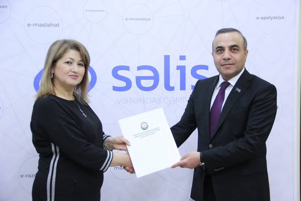 Azay Quliyev SƏLİS-in ilk müqaviləsini bu QHT rəhbərinə təqdim etdi