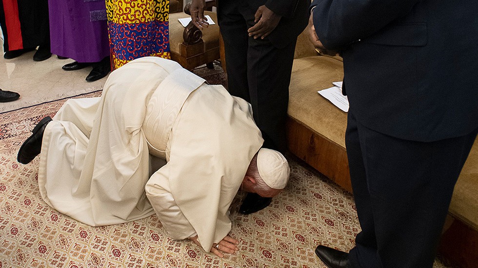 Roma papası Cənubi Sudan rəhbərləri qarşısında diz çöküb və ayaqlarından öpüb – VİDEO