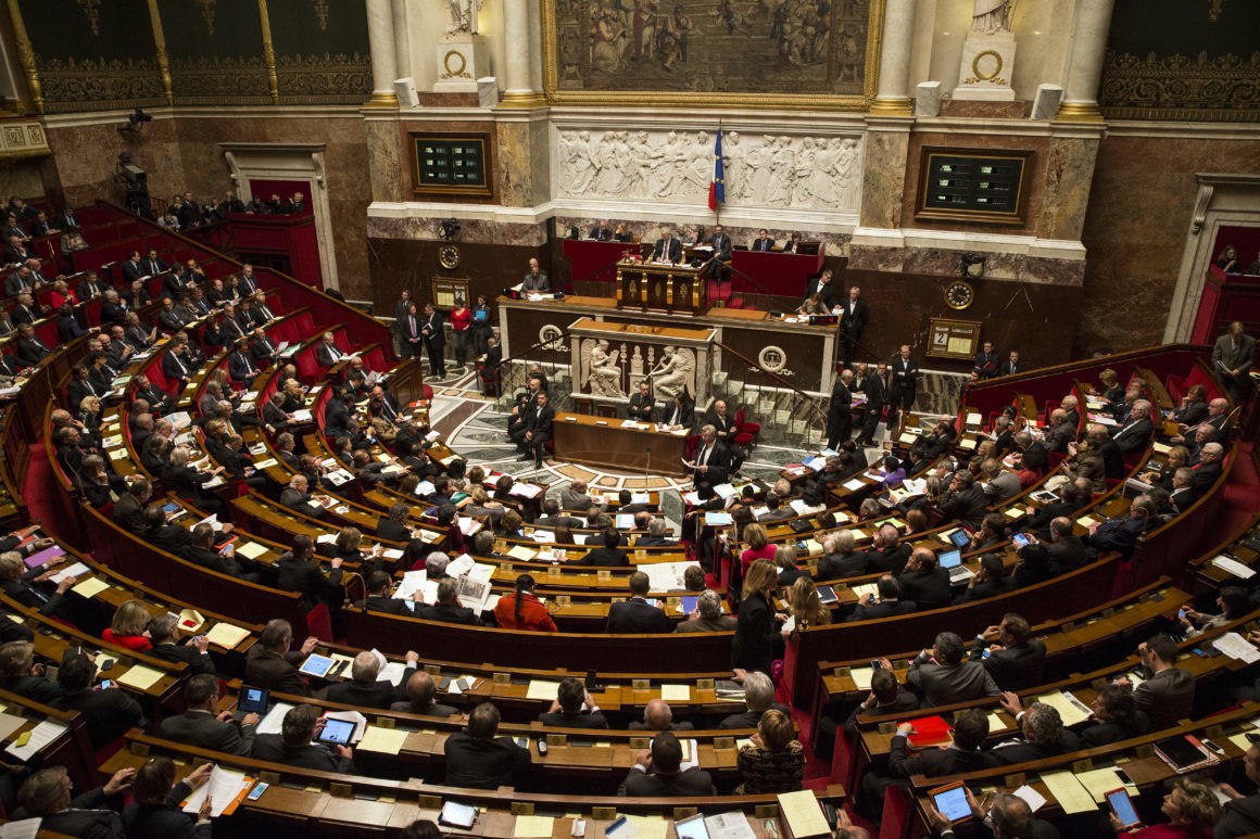 Fransalı deputatlar Emmanuel Makronun qondarma “erməni soyqırımı” ilə bağlı qərarına etiraz edir