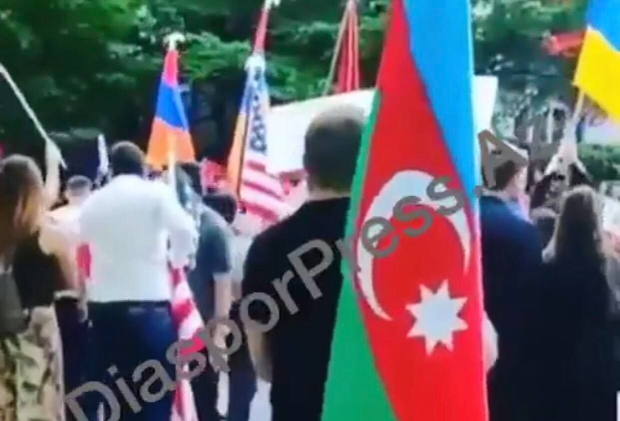 Azərbaycanlı gənc əlində Azərbaycan bayrağı minlərlə erməniyə meydan oxudu  – VİDEO