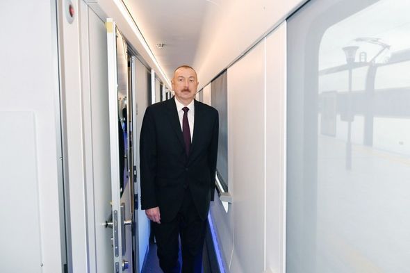 Prezident İlham Əliyev Bakı-Tbilisi-Qars qatarı ilə tanış olub - FOTO