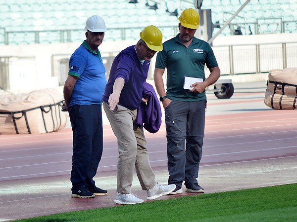 UEFA nümayəndələri Bakı Olimpiya Stadionunun ot örtüyünə baxış keçirib