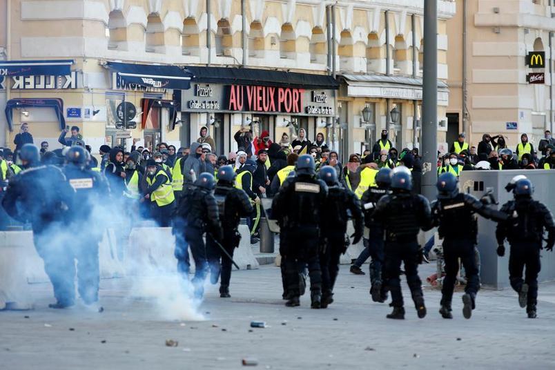Parisdə polis axtarış zamanı 35 nəfəri saxlayıb