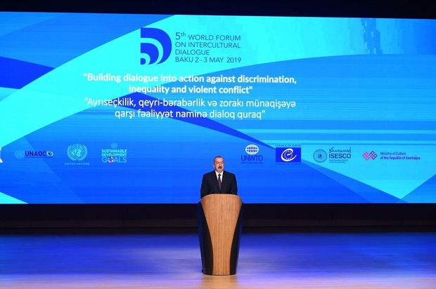 İlham Əliyev Bakıda forumda iştirak edir