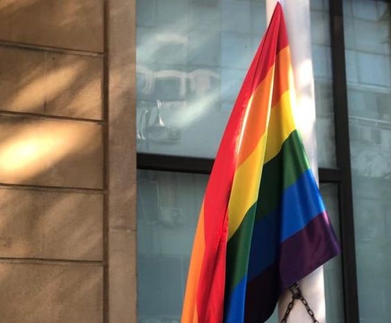 Bakıda səfirlik binasından LGBT bayrağı asıldı – FOTO