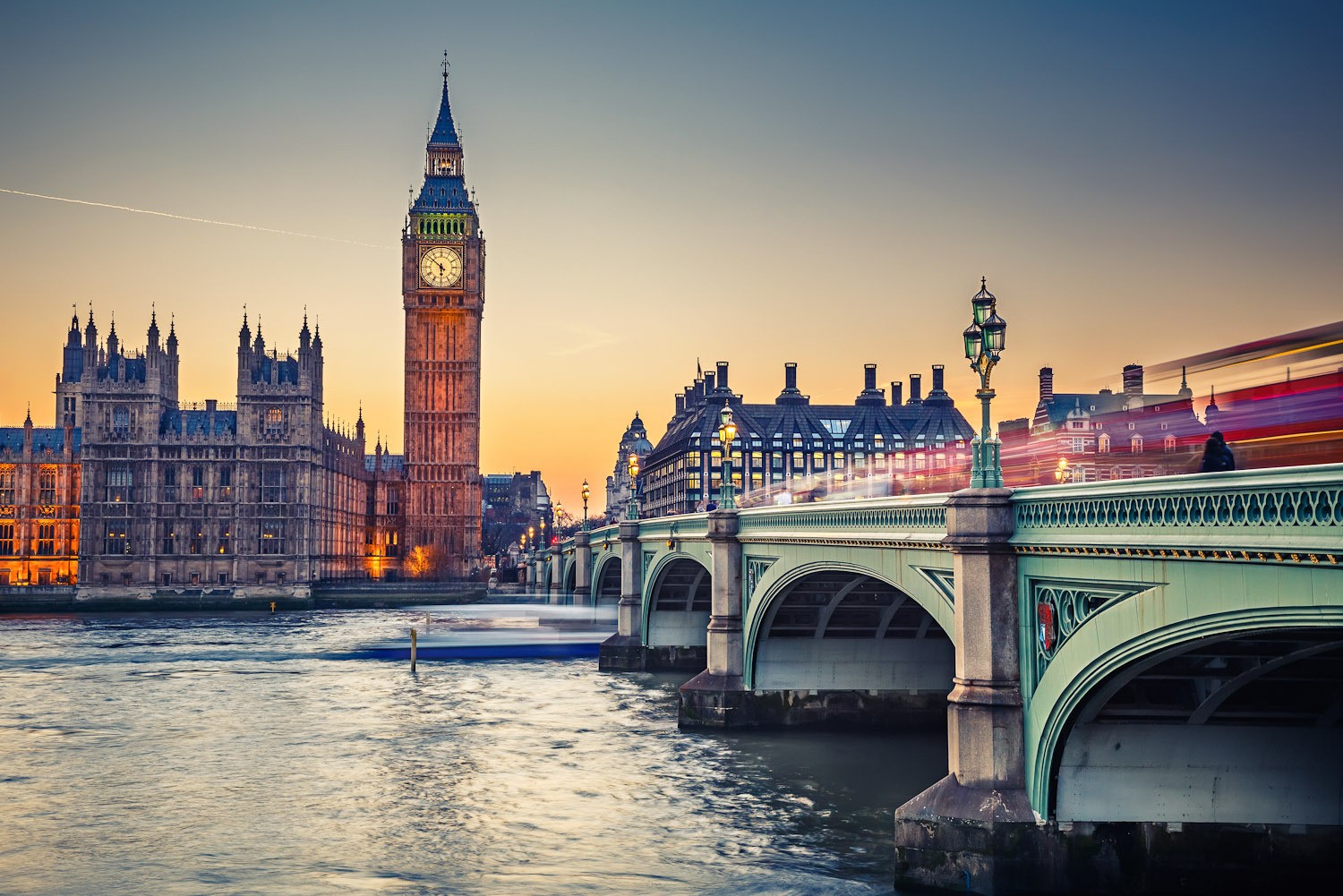 Böyük Britaniya əcnəbilər üçün miqrasiya kartlarını ləğv edib