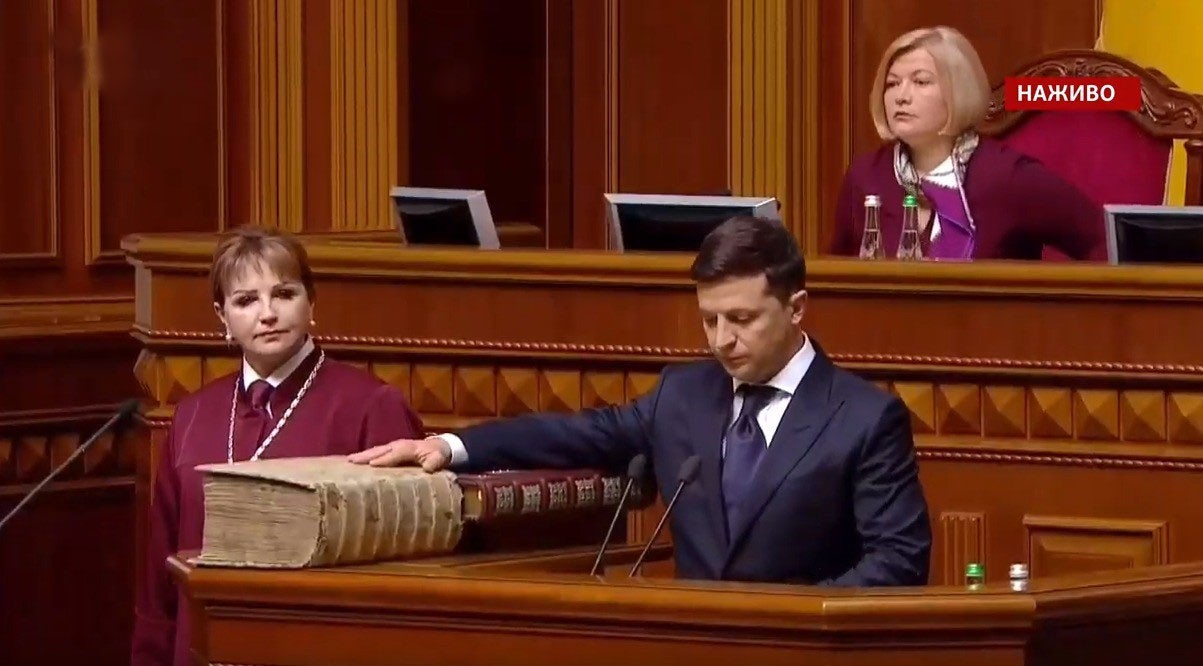 Vladimir Zelenski Ukrayna prezidenti vəzifəsinin icrasına başlayıb – YENİLƏNİB