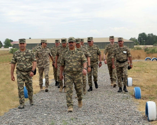 Müdafiə naziri təlim mərkəzində bölmələrin məşqlərini izləyib