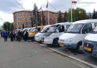 Ermənistanda taksi sürücüləri etiraz aksiyası keçirirlər