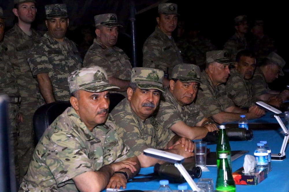 Azərbaycan Ordusunun təlimlərinin gecə vaxtı döyüş atışlı mərhələsi keçirilib – VİDEO