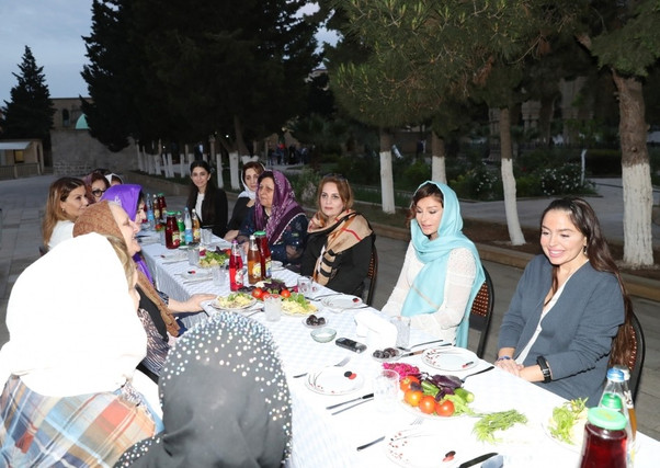 Mehriban Əliyeva və Leyla Əliyeva Pir Həsən ziyarətgahında təşkil olunan iftar mərasimində iştirak ediblər