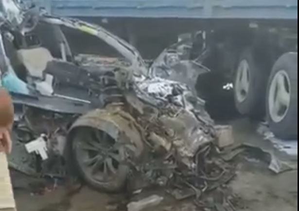 Bakıda BMW yük maşınına çırpıldı: ölən var – VİDEO