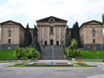 Ermənistan parlamentinin qarşısında etiraz aksiyası keçirilib