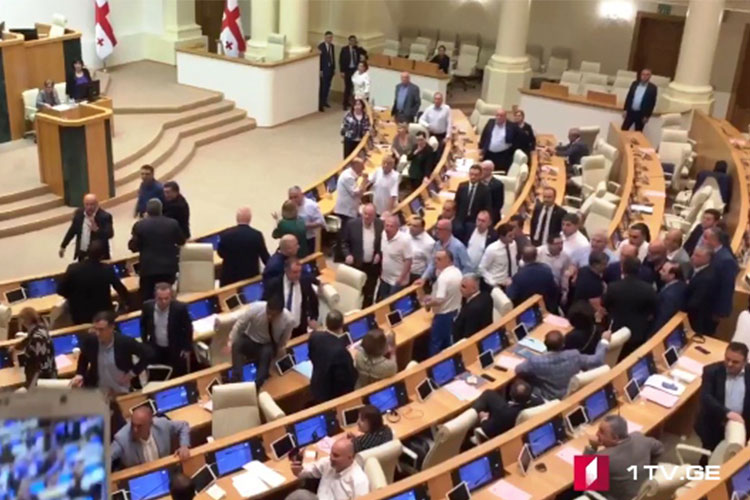Gürcüstanda parlamentin iclasında deputatlar arasında qarşıdurma baş verib