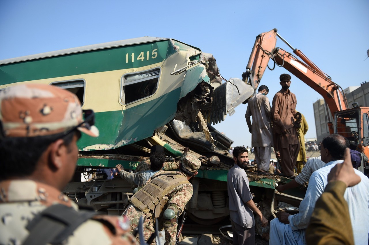 Pakistanda qəza: 13 nəfər ölüb, 67 nəfər yaralanıb