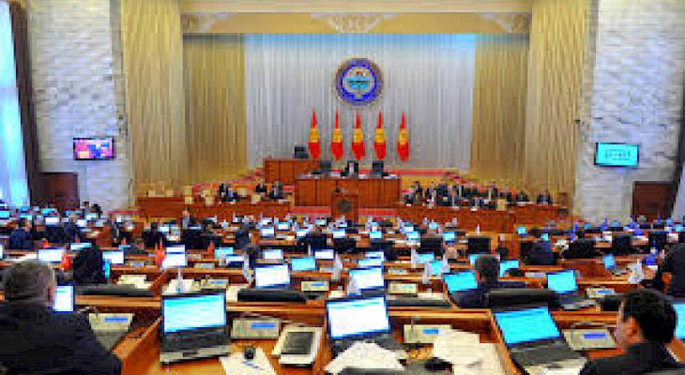 Qırğızıstan parlamentində sabiq Prezident Almazbek Atambayevin həbs ilə bağlı məsələ müzakirə olunur