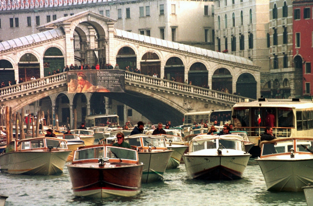 Venesiyada kanalda çimən norveçli turistlər cərimə olunub