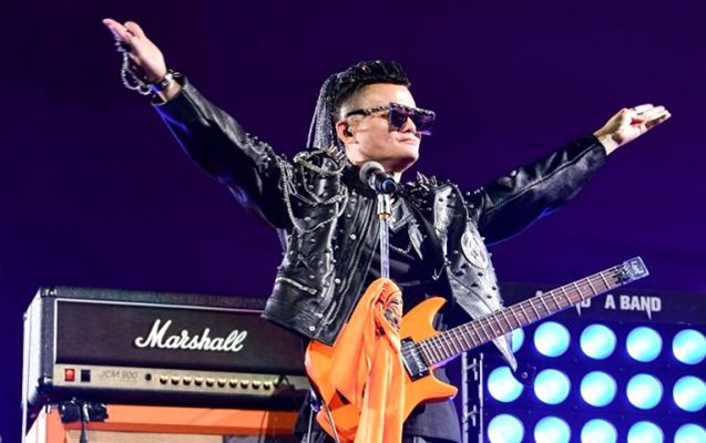 “Alibaba”nın qurucusu işçilərinə rok konserti verərək vidalaşdı – Video