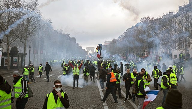 Parisdə polis “Sarı jiletlilər”in aksiyasında 39 nəfəri saxlayıb