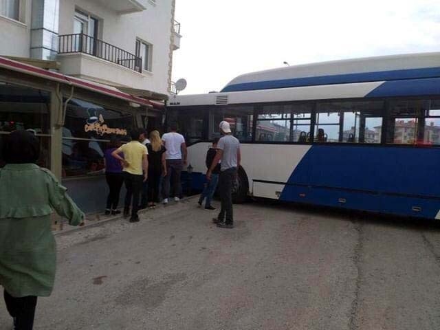 Ankarada marşrut avtobusu dayanacağa çarpılıb, 3 nəfər ölüb