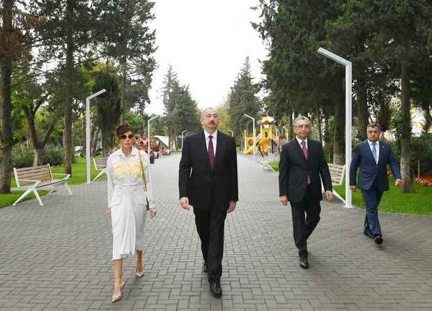 İlham Əliyev və xanımı Atatürk prospektindəki parkda – FOTO