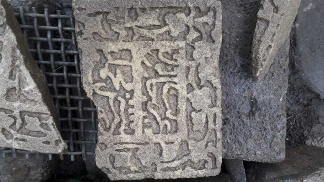 Qubada üzərində təsvirlər olan qədim daş lövhə tapılıb – VİDEO