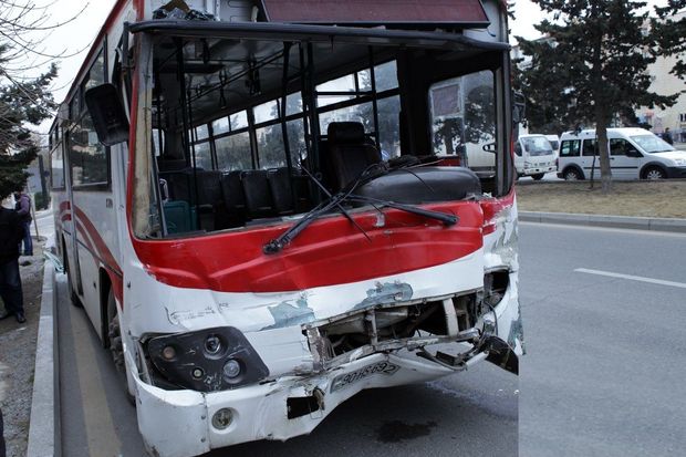 Bakıda iki avtobus toqquşdu: Yaralılar var