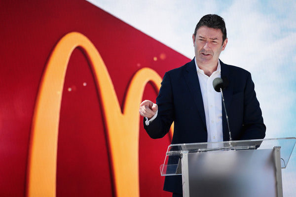 “McDonald’s”ın baş icraçı direktoru istefa verdi