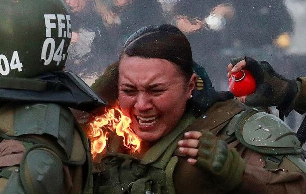 Çilidə “Molotov kokteyli” ataraq qadın polislər diri-diri yandırdılar – FOTO