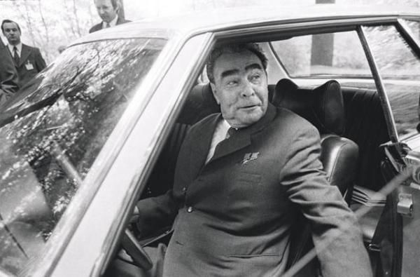 Moskvada Brejnevin sürücülük vəsiqəsi hərraca çıxarıldı – FOTO