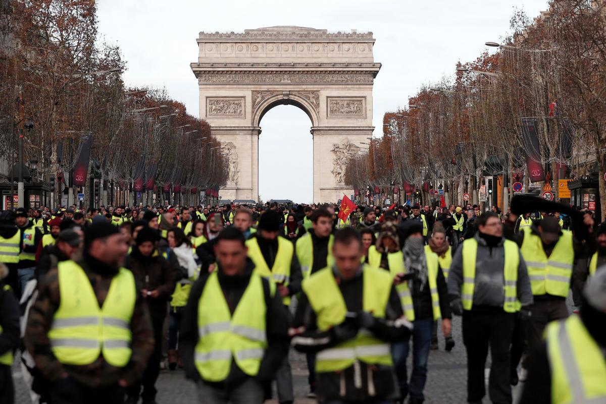 Fransada “sarı jiletlilər”in etirazları dövlət büdcəsinə 2,5 milyard avro ziyan vurub