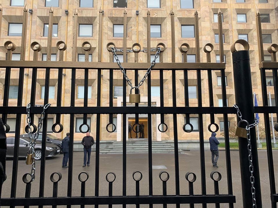 Gürcüstanda etirazçılar hökumət binasının darvazalarını qıfıllayıblar