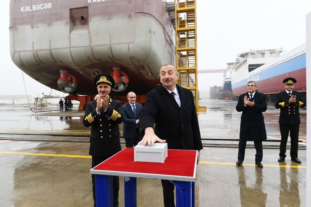 İlham Əliyev Bakı gəmiqayırma zavodunda inşa olunmuş ilk tankerin istismara verilməsi mərasimində – FOTO