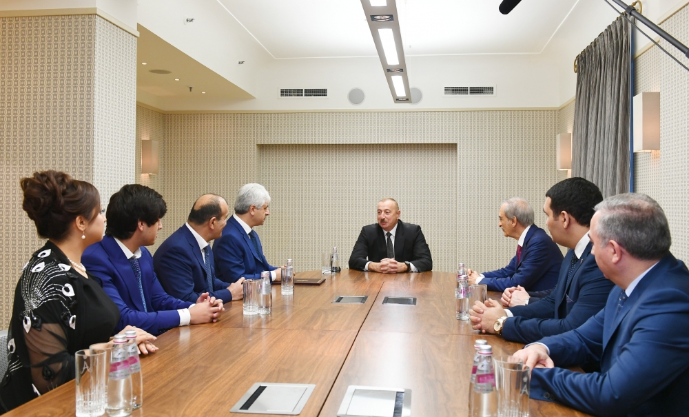 Prezident İlham Əliyev Sankt-Peterburqda fəaliyyət göstərən Azərbaycan diaspor təşkilatlarının rəhbərləri ilə görüşüb VİDEO