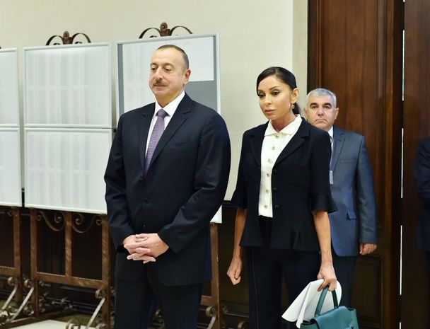 Prezident İlham Əliyev ailə üzvləri ilə birlikdə səs verib – YENİLƏNİB