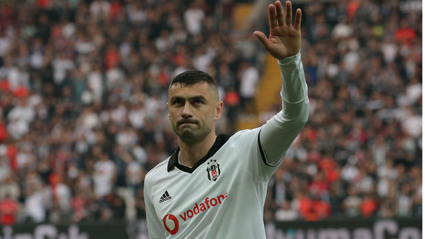 Burak Yılmaz “Beşiktaş”la yeni müqavilə imzaladı