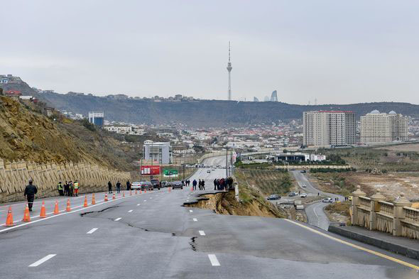 Sürüşmə baş verən Bibiheybət yolu sabah açılacaq – FOTO
