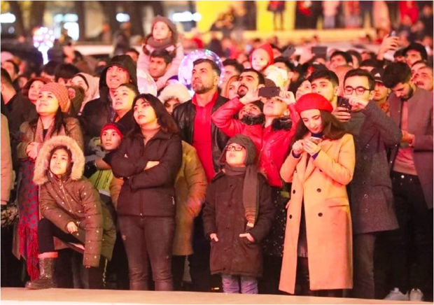 Yüz minlərlə insan Bakının mərkəzində – FOTO