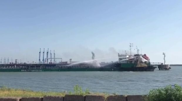 Rusiya limanında İran tankeri yanır