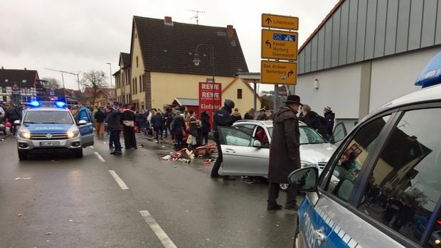 Almaniyada sürücü avtomobili piyadaların üstünə sürüb: 61 yaralı var